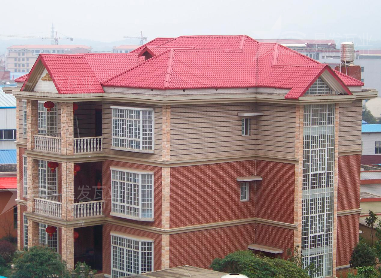 合成樹脂瓦綠色環(huán)保、節(jié)能減排，不會(huì)揮發(fā)出有毒的氣味！